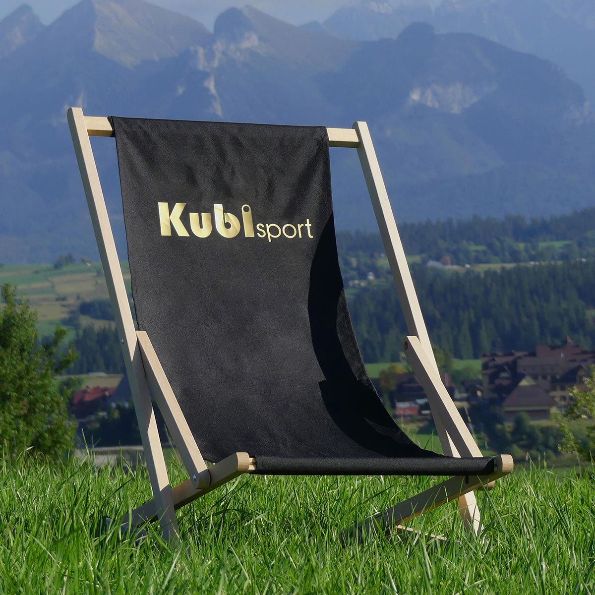 Leżak-komfort-z-logo-KubiSport-w-tle-widok-na-Tatry