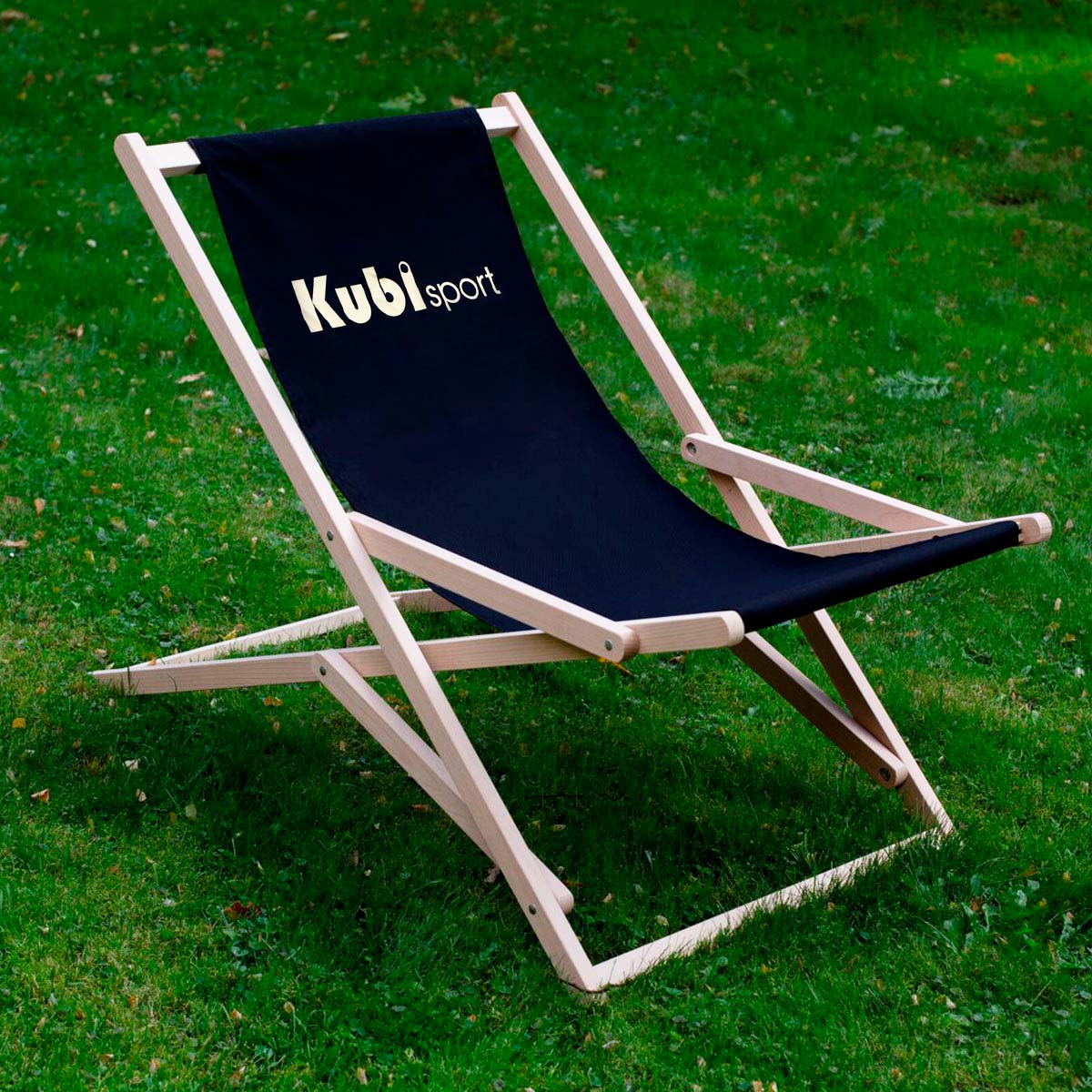 Leżak-komfort-z-logo-KubiSport-widok-w-plenerze